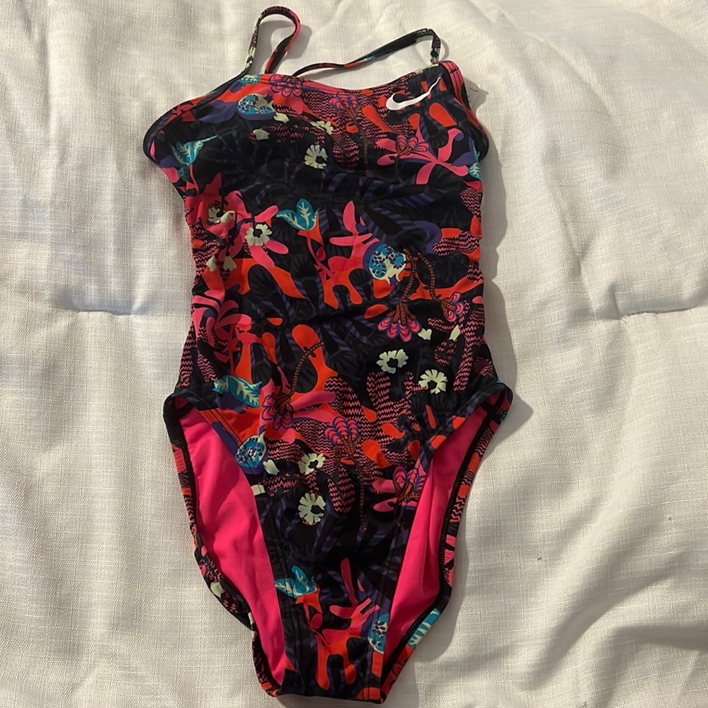 NWT NIKE TRAINING SUIT
